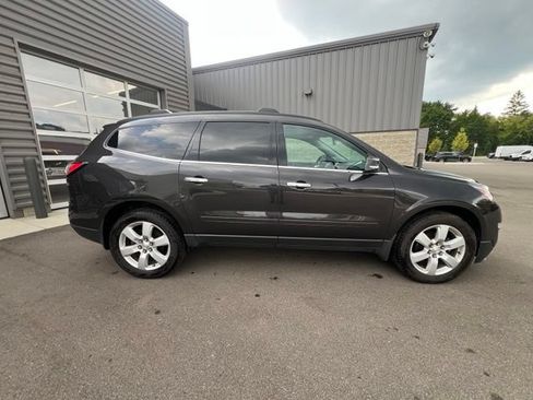 Used 2017 Chevrolet Traverse LT w/ Style and Technology Package FWD image 4