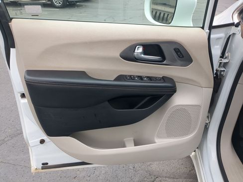 Used 2022 Chrysler Pacifica Touring-L FWD image 14