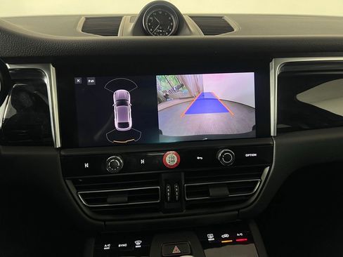 Certified 2025 Porsche Macan AWD/4WD image 36