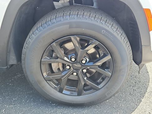 Certified 2024 Jeep Grand Cherokee Altitude AWD/4WD image 6