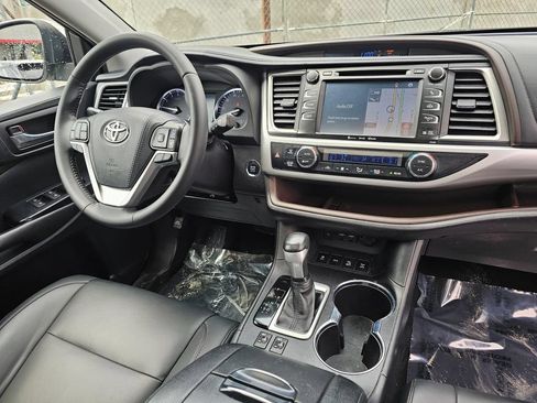 Used 2019 Toyota Highlander XLE AWD/4WD image 11