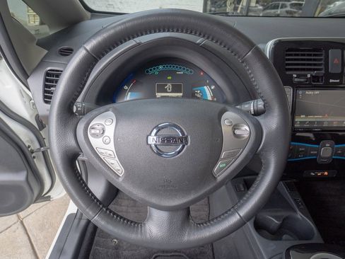 Used 2016 Nissan Leaf SV w/ Premium Package image 12