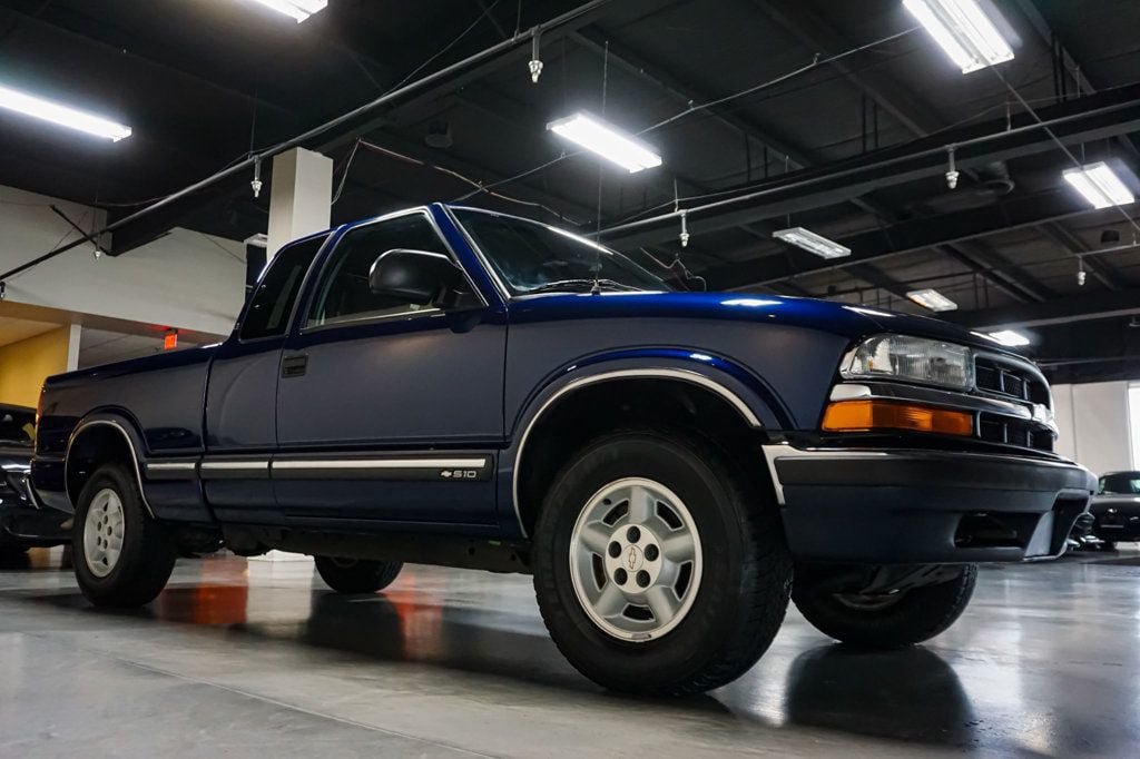 Used 2002 Chevrolet S10 Pickup LS w/ LS Preferred Equipment Group AWD/4WD image 2