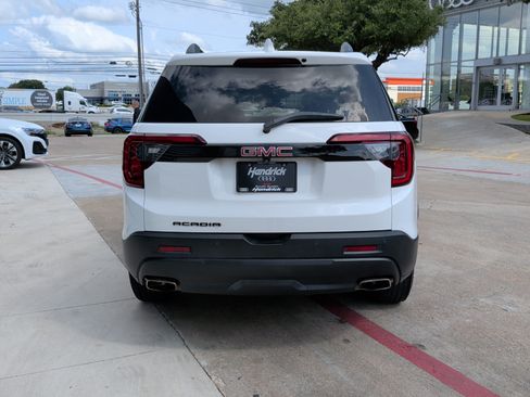 Used 2023 GMC Acadia SLE w/ Driver Convenience Package FWD image 9