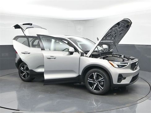 Used 2023 Volvo XC40 B5 Plus image 50