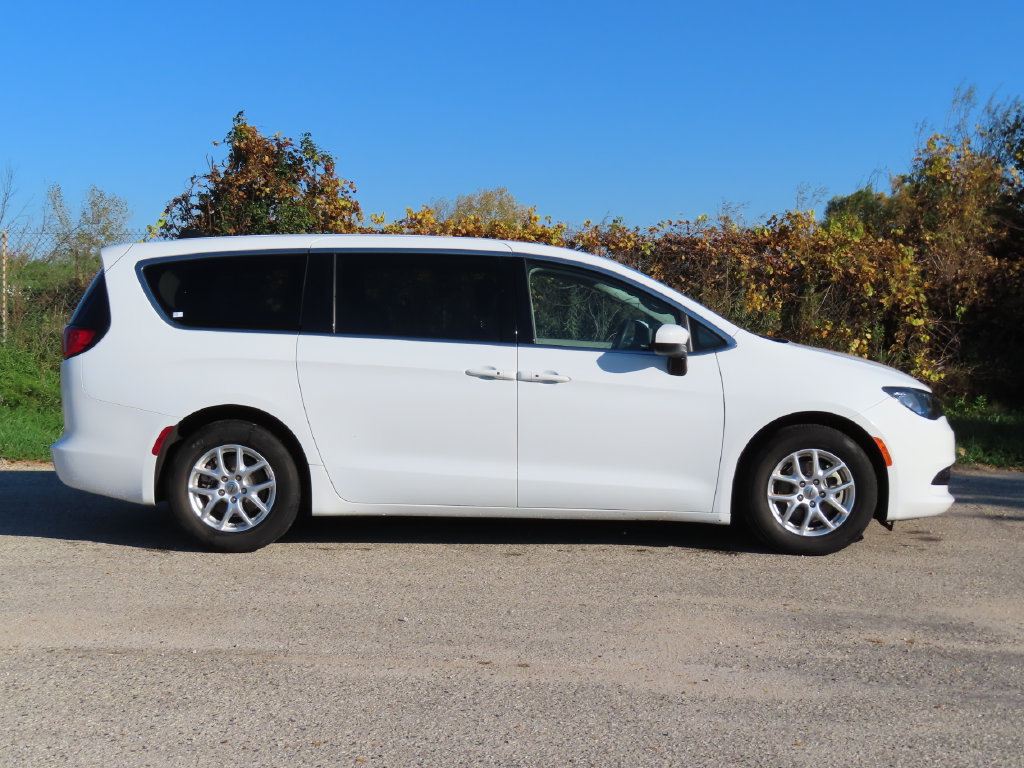 Certified 2023 Chrysler Voyager LX FWD image 2