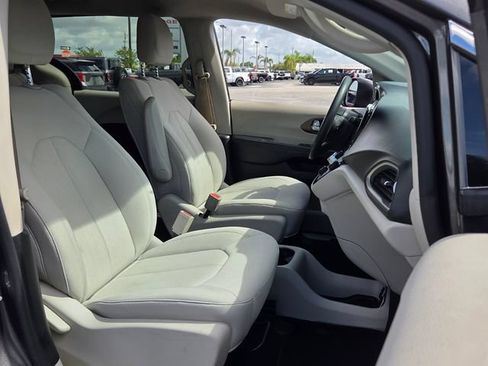 Used 2017 Chrysler Pacifica Touring FWD image 17