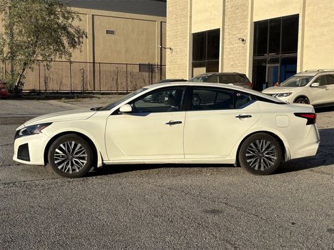 Certified 2023 Nissan Altima 2.5 SV image 3