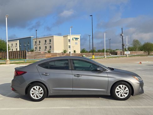 Used 2019 Hyundai Elantra SE image 2