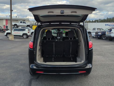 Used 2023 Chrysler Voyager LX FWD image 6