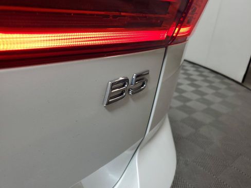 Used 2022 Volvo XC60 B5 Momentum w/ Climate Package FWD image 8