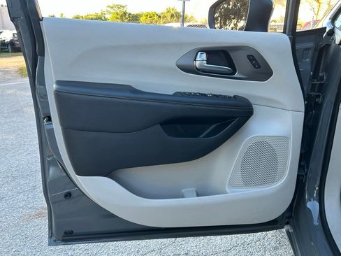 Used 2023 Chrysler Pacifica Touring-L image 48