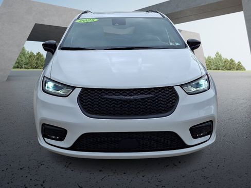Used 2025 Chrysler Pacifica Limited FWD image 2