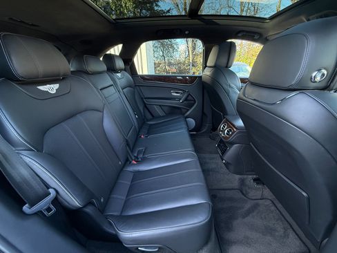 Used 2018 Bentley Bentayga image 21