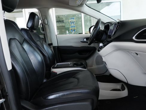 Used 2022 Chrysler Pacifica Touring-L FWD image 21