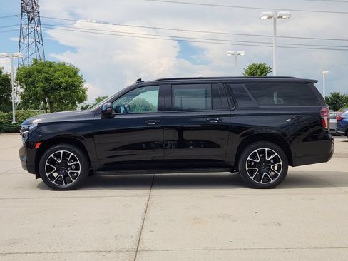 Used 2024 Chevrolet Suburban RST w/ Luxury Package AWD/4WD image 4