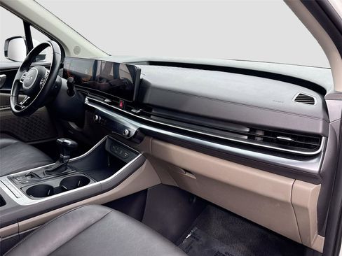 Used 2025 Kia Carnival FWD image 30