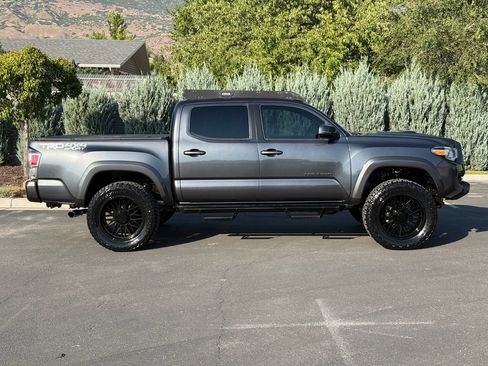Used 2022 Toyota Tacoma TRD Sport w/ Technology Package AWD/4WD image 8