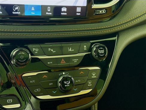 Used 2023 Chrysler Pacifica Pinnacle image 10