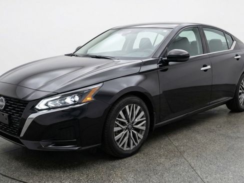 Used 2025 Nissan Altima 2.5 SV image 3