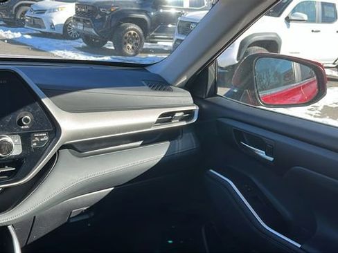 Certified 2024 Toyota Highlander XLE image 22