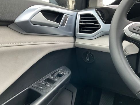 New 2025 Volkswagen Taos SE image 23