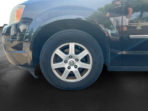 Used 2010 Chrysler Town & Country Touring FWD image 12
