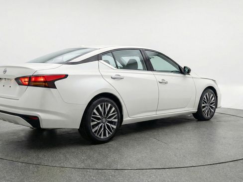 Used 2025 Nissan Altima 2.5 SV FWD image 9