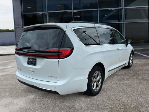 Used 2023 Chrysler Pacifica Limited FWD image 7