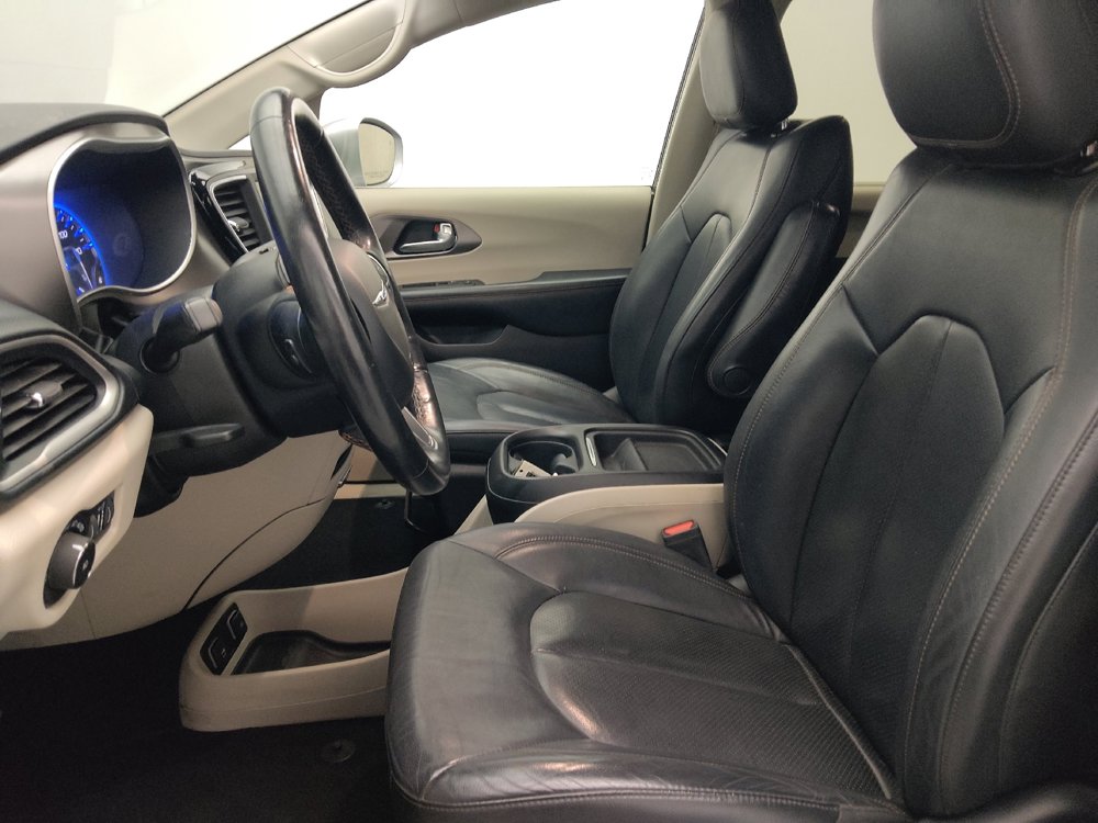 Used 2020 Chrysler Pacifica Touring-L FWD image 17