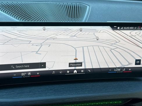 Used 2025 BMW 330i Sedan w/ Premium Package image 24