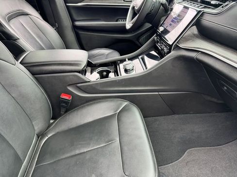 Used 2023 Jeep Grand Cherokee Limited w/ Black Appearance Package image 21