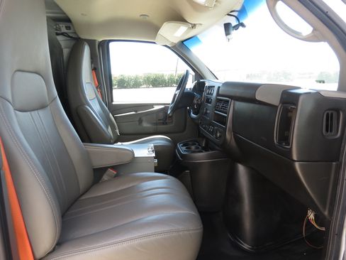 Used 2015 Chevrolet Express 2500 RWD image 26