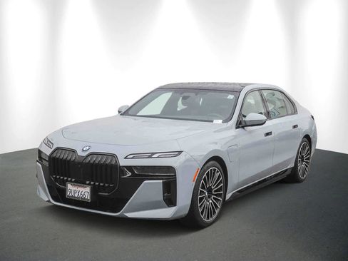 Used 2026 BMW 750e xDrive image 3