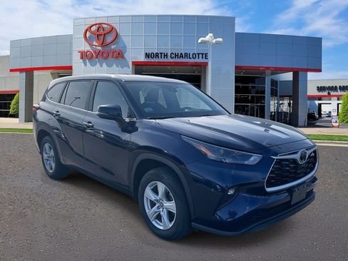 Used 2023 Toyota Highlander LE image 1