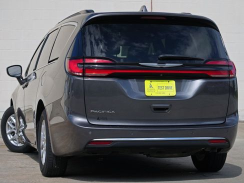 Used 2022 Chrysler Pacifica Touring-L FWD image 5