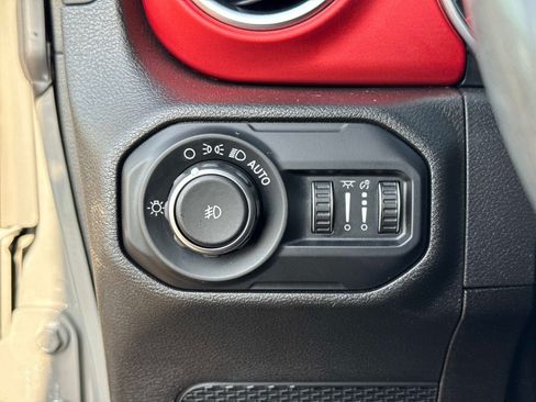 Used 2018 Jeep Wrangler Unlimited Rubicon w/ Dual Top Group AWD/4WD image 31
