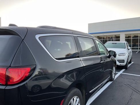 Used 2017 Chrysler Pacifica Touring-L image 5