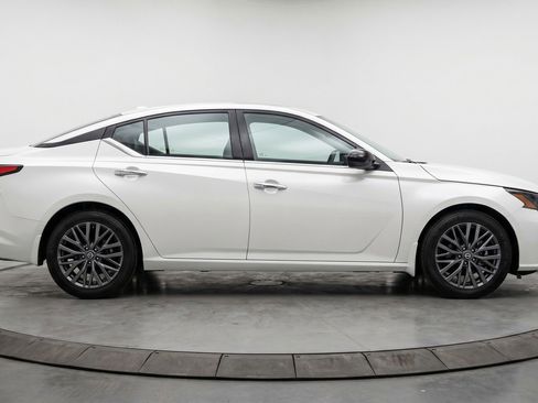 Used 2025 Nissan Altima 2.5 SV FWD image 11
