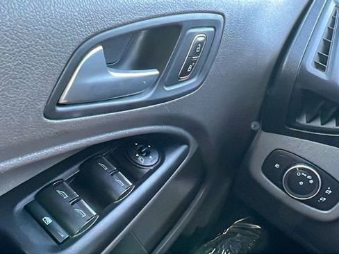 Used 2022 Ford Transit Connect XLT image 32