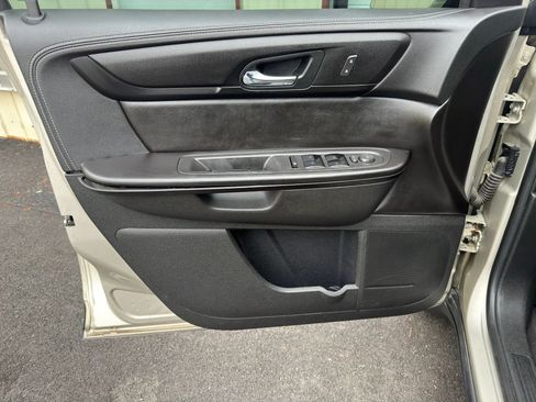 Used 2017 Chevrolet Traverse LT FWD image 2
