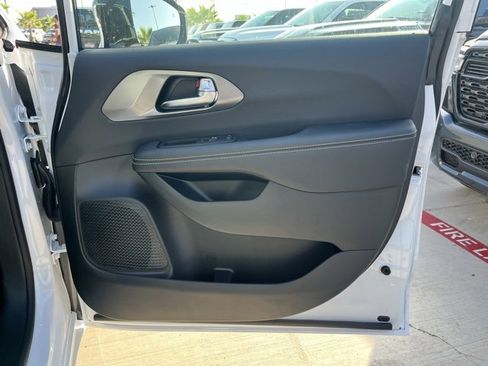New 2026 Chrysler Pacifica Select w/ S Appearance Package image 24