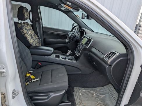 Used 2018 Jeep Grand Cherokee Laredo image 18