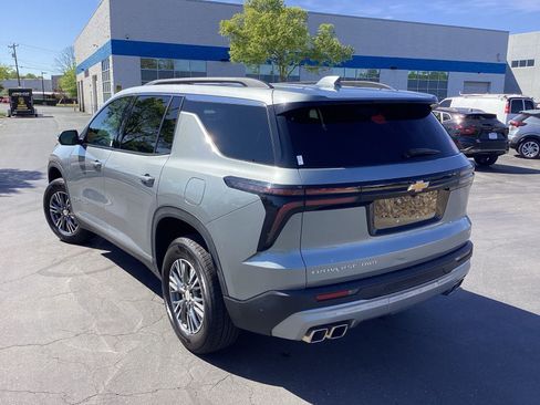 Used 2024 Chevrolet Traverse LT AWD/4WD image 2