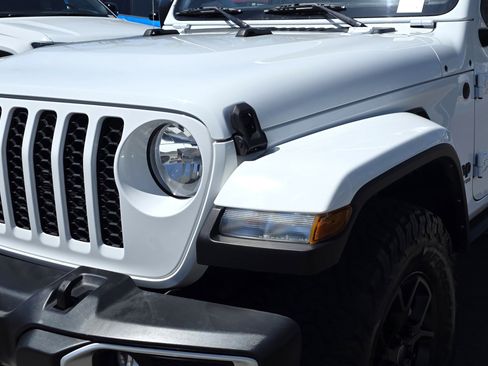 Certified 2022 Jeep Gladiator Sport AWD/4WD image 8