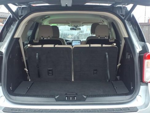 Used 2022 Ford Explorer XLT w/ Equipment Group 202A image 9