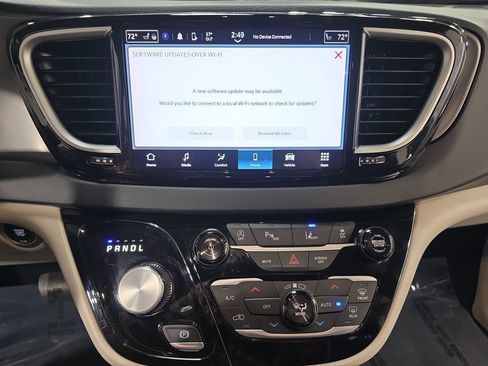 Used 2023 Chrysler Pacifica Touring-L FWD image 23