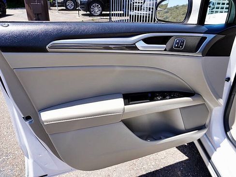 Used 2018 Ford Fusion SE w/ Fusion SE Technology Package FWD image 22