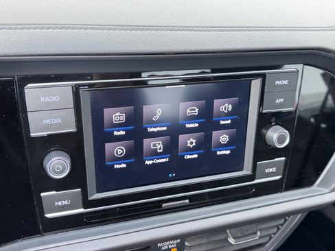 Used 2024 Volkswagen Jetta SE FWD image 3