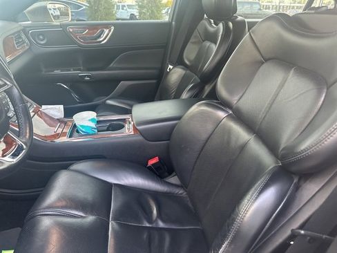 Used 2019 Lincoln Continental Select w/ Continental Climate Package image 7